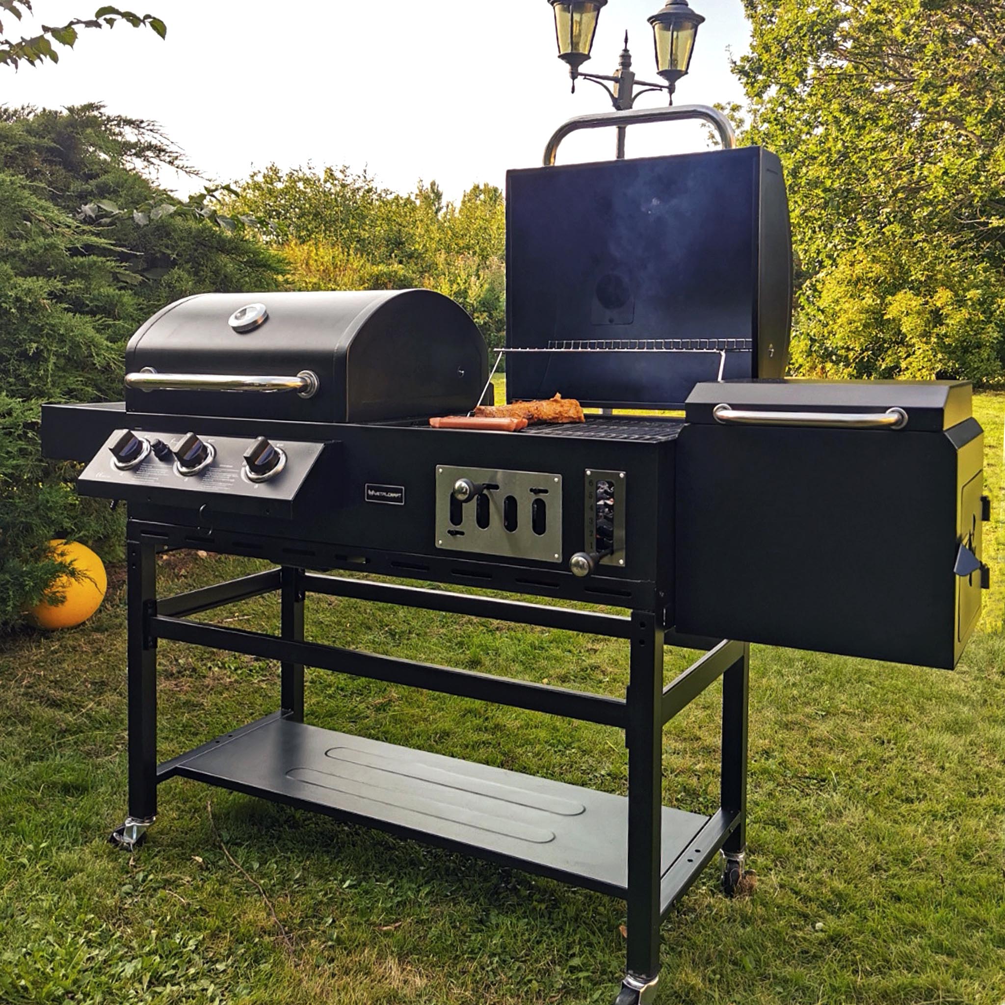 Kombinert kull- og gassgrill med røyk